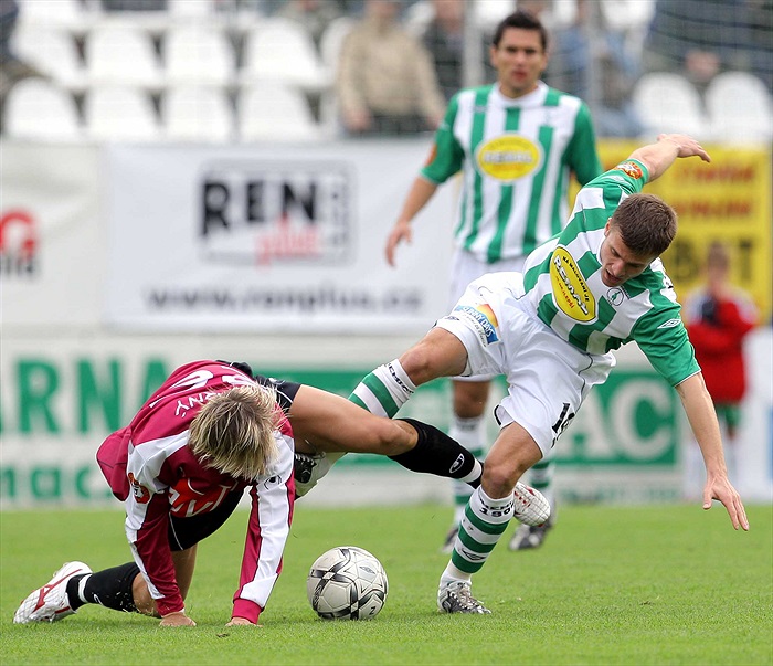 Lukáš Marek v akrobatickém souboji s Černým.