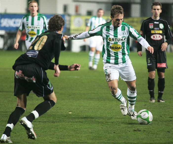 Štohanzl střílí na branku.