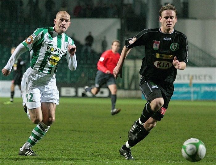 Lukáš Hartig se dere za míčem.