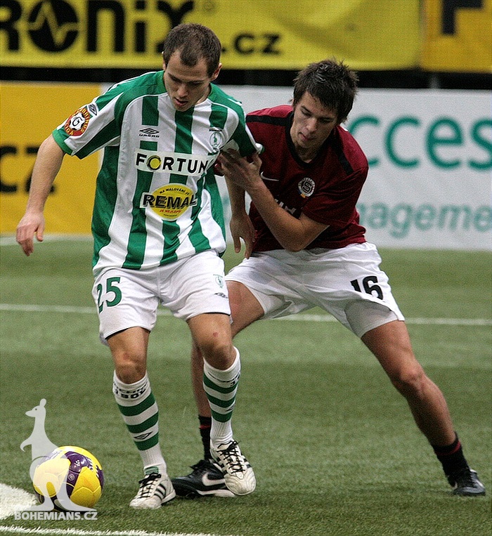 Martin Kotyza si kryje míč