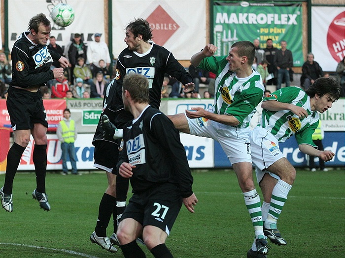 Nikl hlavičkuje na bránu.