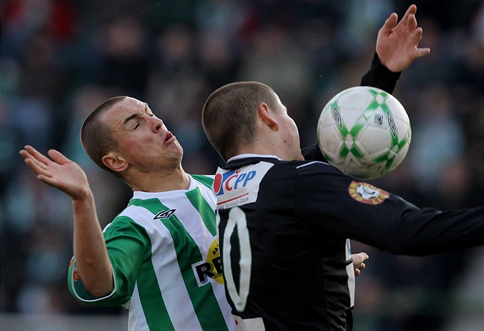 Moravec v obranné pozici.