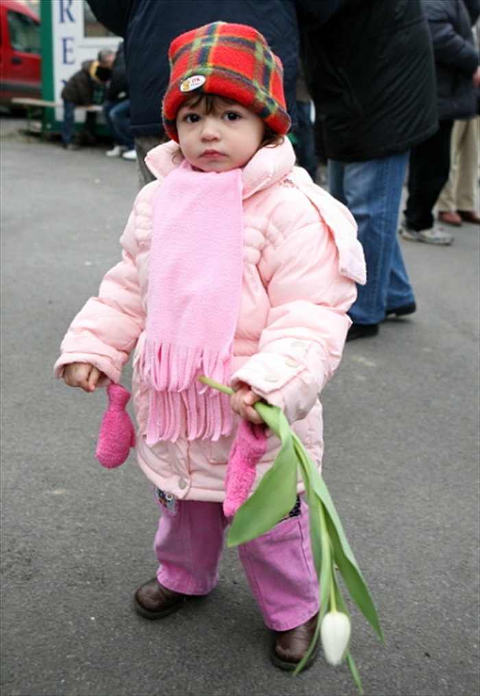 Žáci Bohemky rozdávali všem dívkám a ženám květiny.