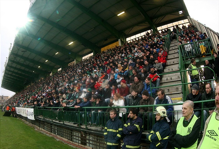 Plná hlavní tribuna.