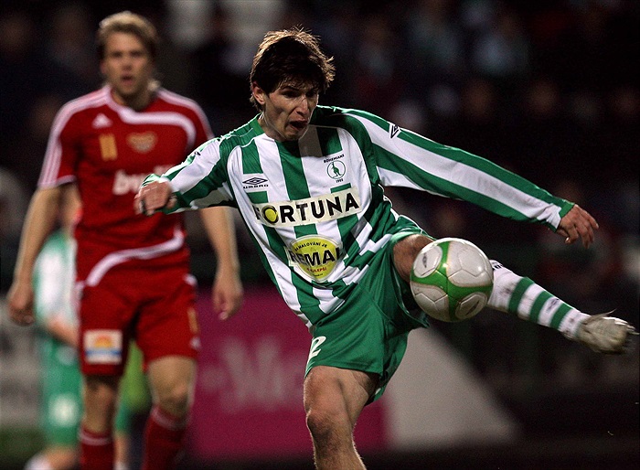 Lukáš Adam střílí.