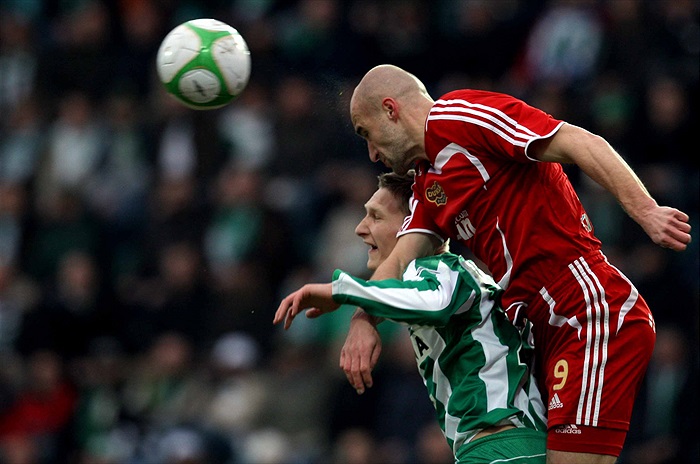 Škoda v hlavičkovém souboji.