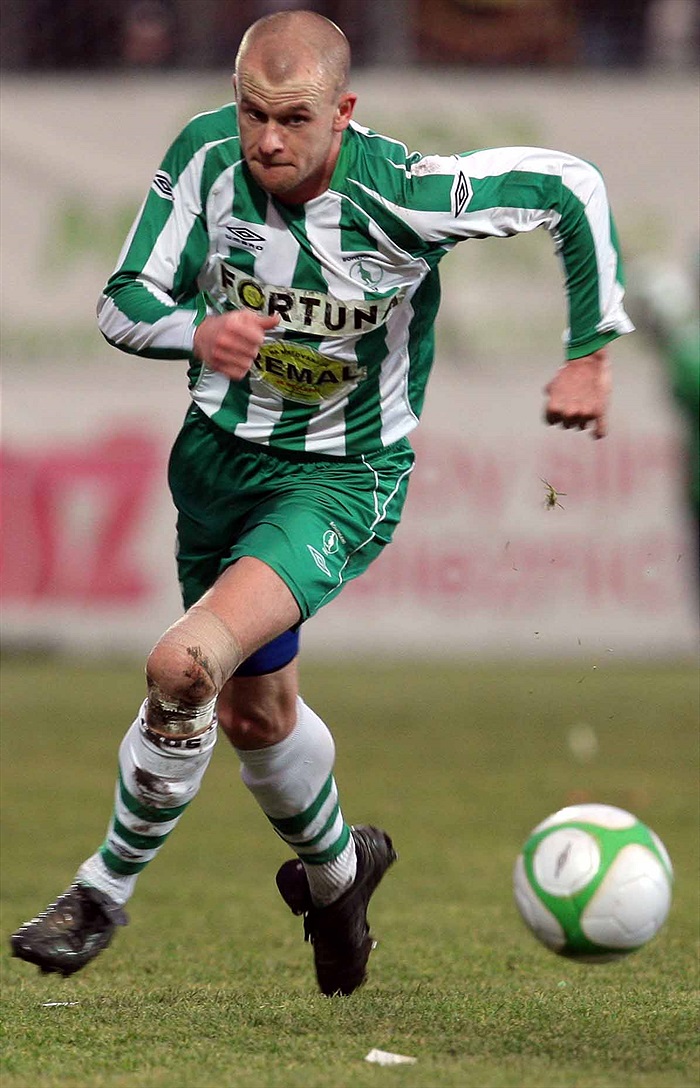 Hartig se valí do útoku.