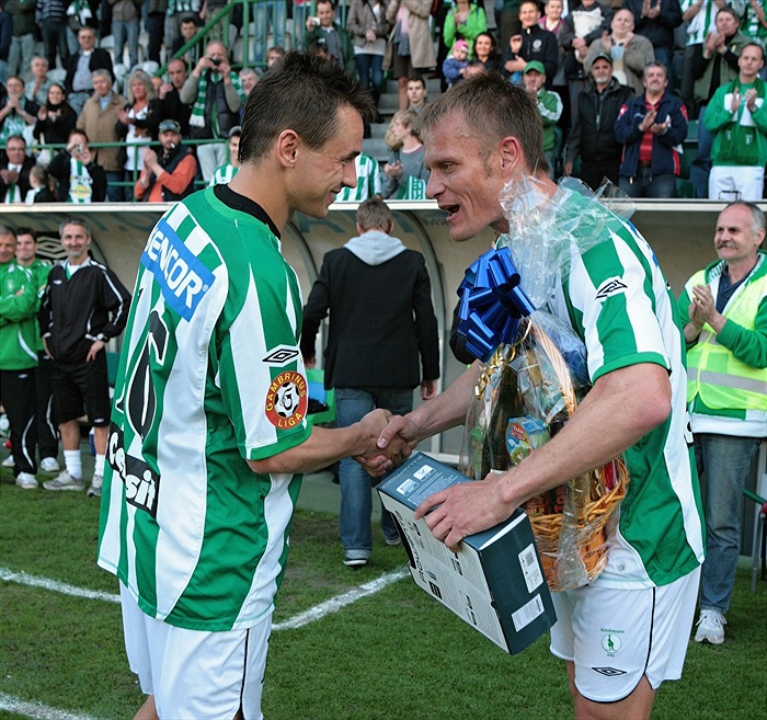 Slezi předává cenu hráči utkání