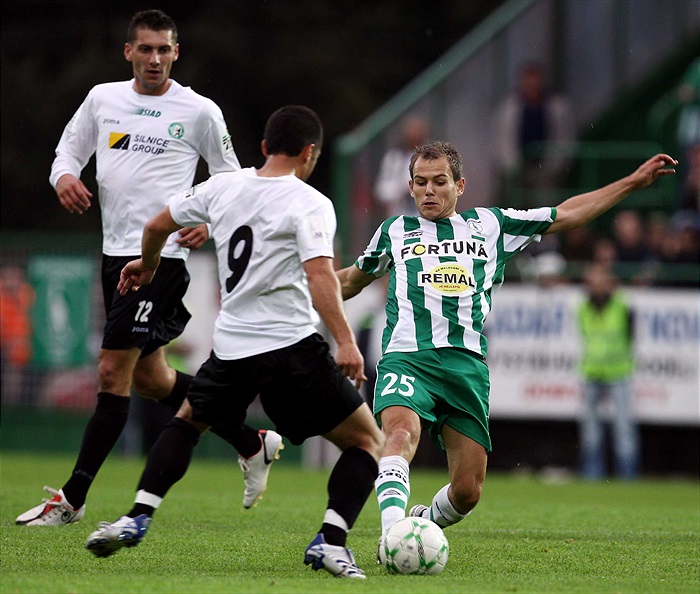 Kotyza na míč nedosáhl.