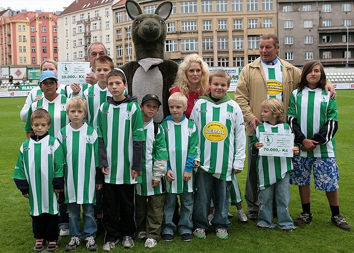 Před utkáním Bohemka předala potřebným dětem dohromady sto tisíc korun.