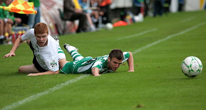 Marek sleduje míč v poloze ležící.