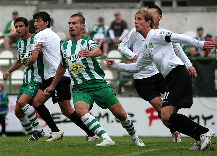 Nikl si nabíhá na centr.