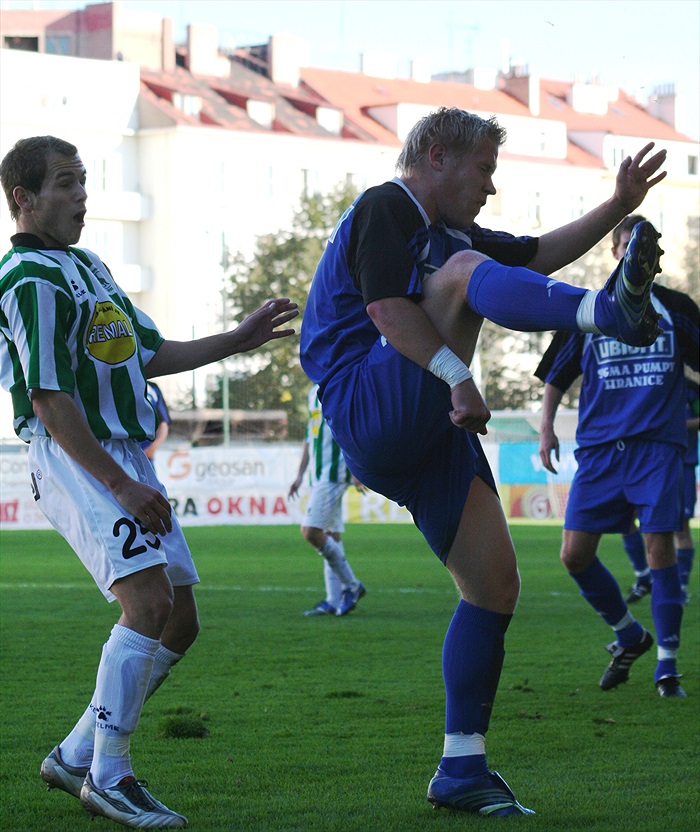 Kotyza s údivem hledí na umění soupeře.