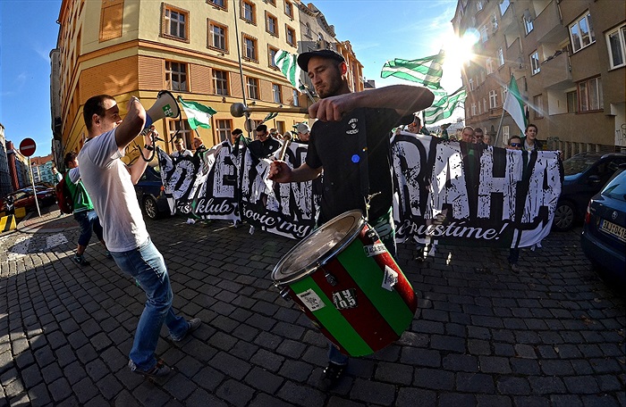 Pochod fanoušku z Ďolíčku do Edenu