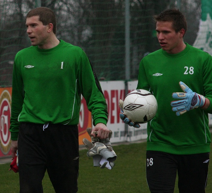 Radek Sňozík a Jakub Hrábek v soupravách pro rozcvičení, s novými míči a rukavicemi. (foto:Hanička)