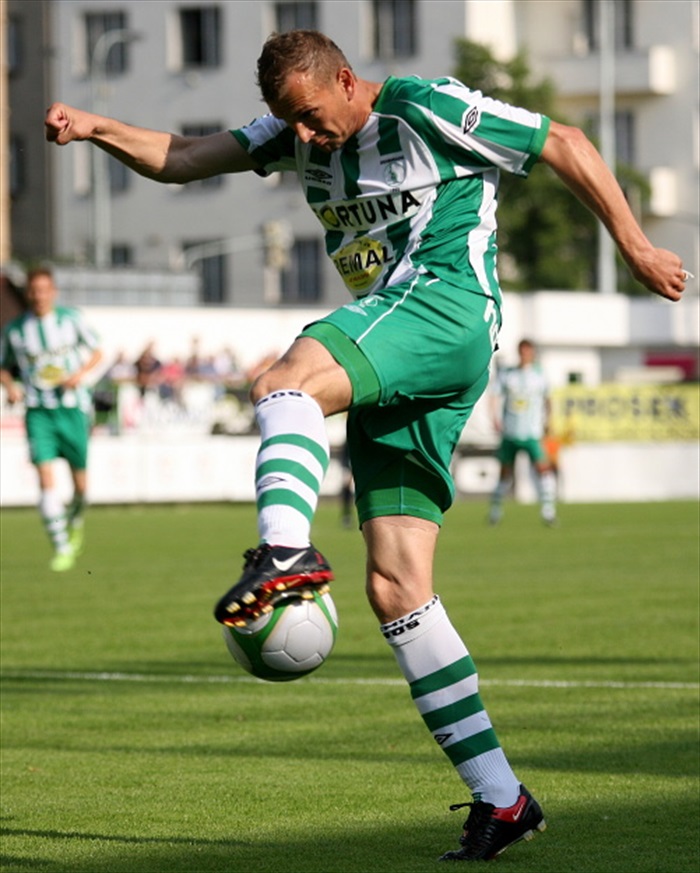 Róth zpracovává balón.