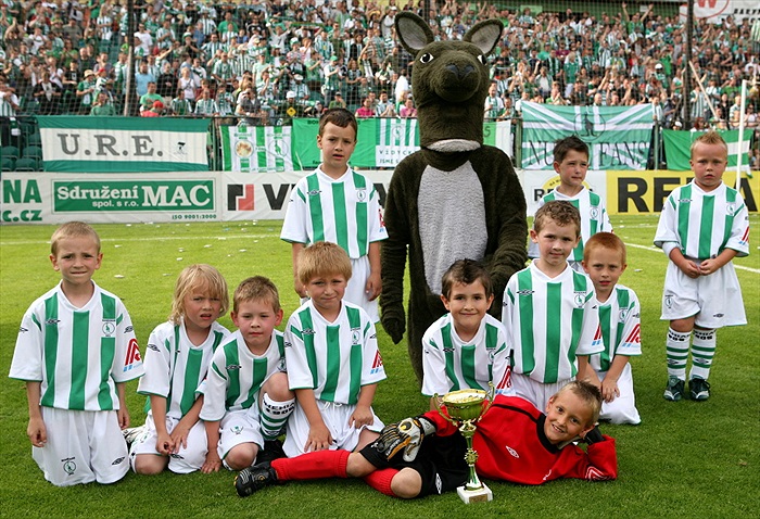 Bohemka s vítězným pohárem.