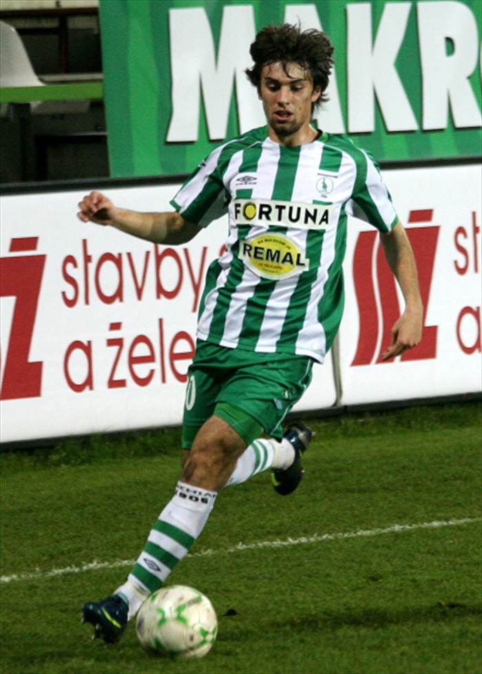 Jan Morávek postupuje k bráně soupeře.