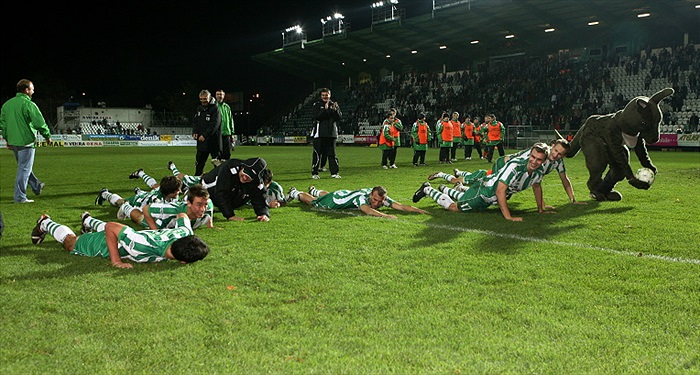 Trenéři poslali na zem hráče a sami zůstali stát...