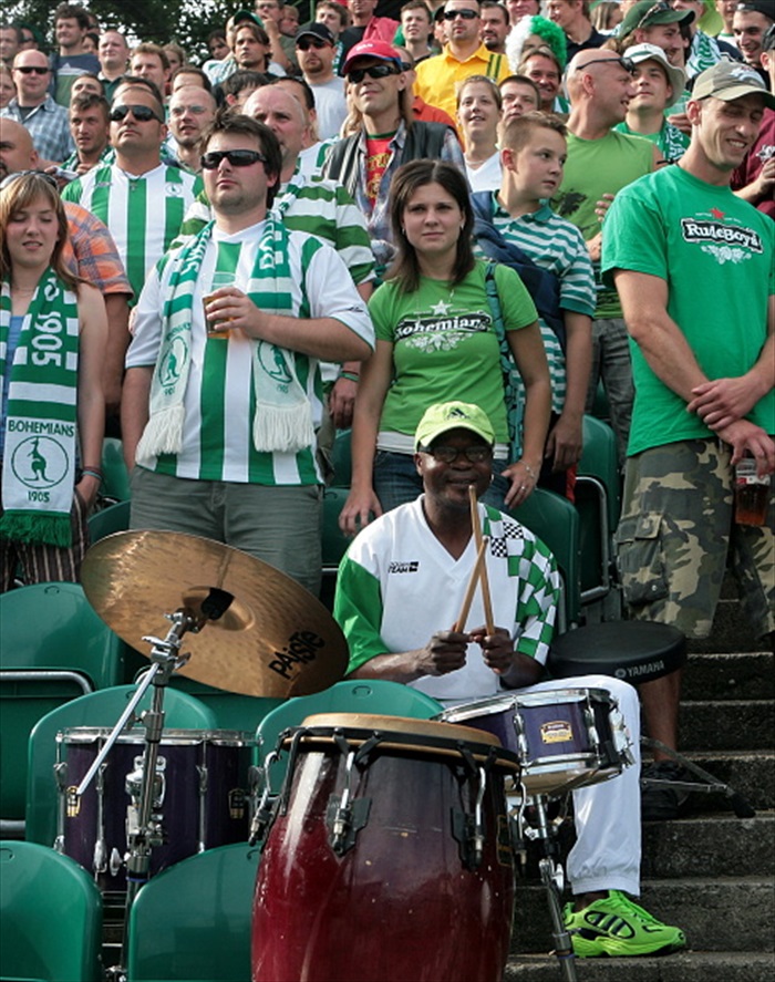 Bubeník oživil atmosféru.