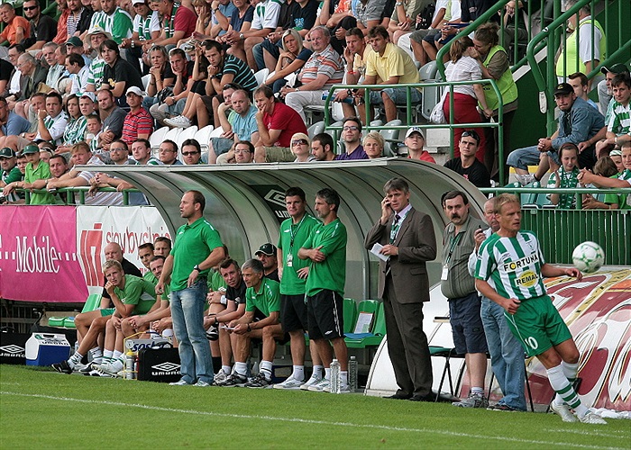 Lavička sleduje boj na hřišti.