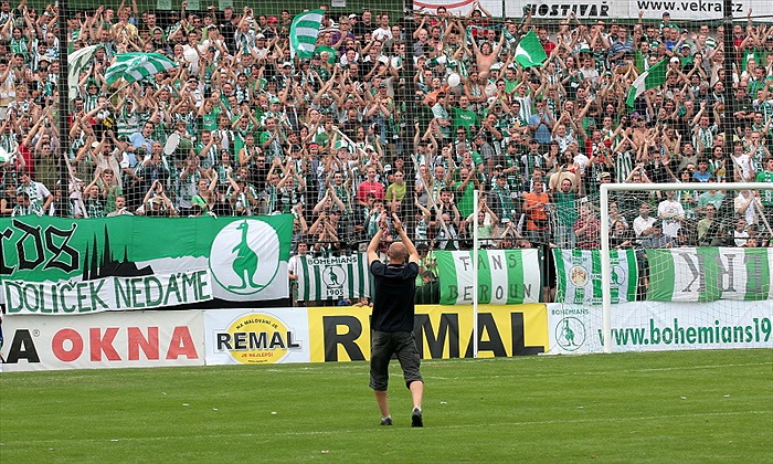 Karel Rada obíhá stadion.