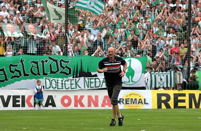 Karel Rada obíhá stadion.