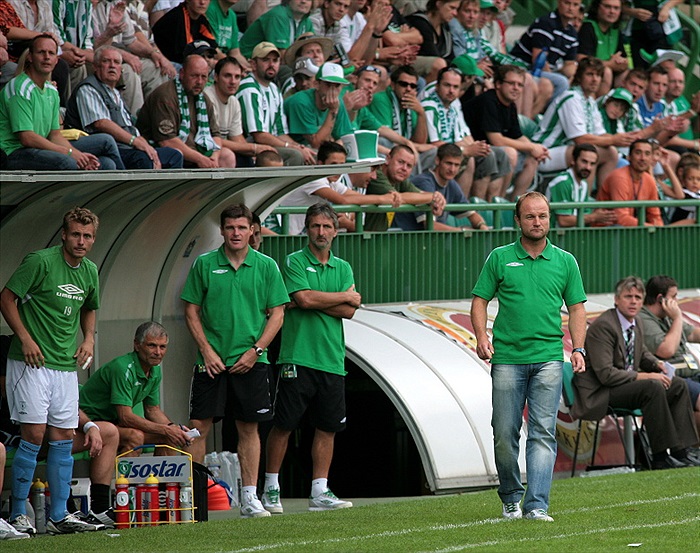 Pavel Hoftych strávil hodně času u postranní čáry.