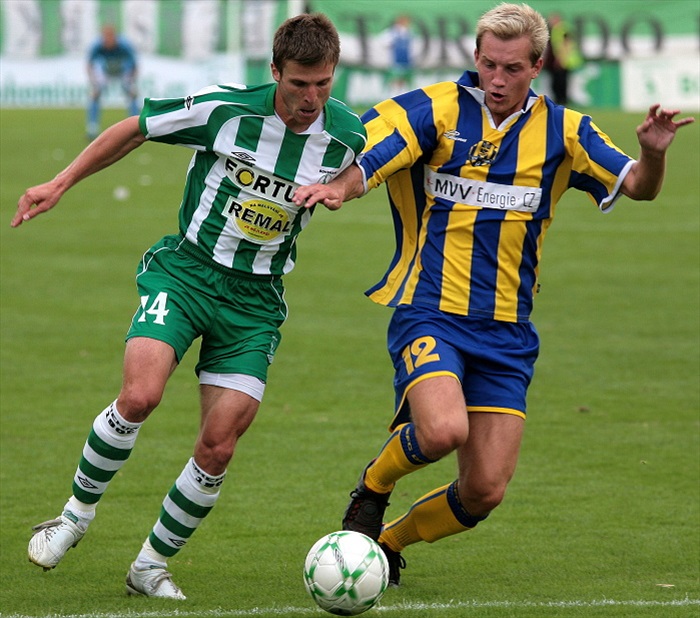 Bálek v souboji o míč.