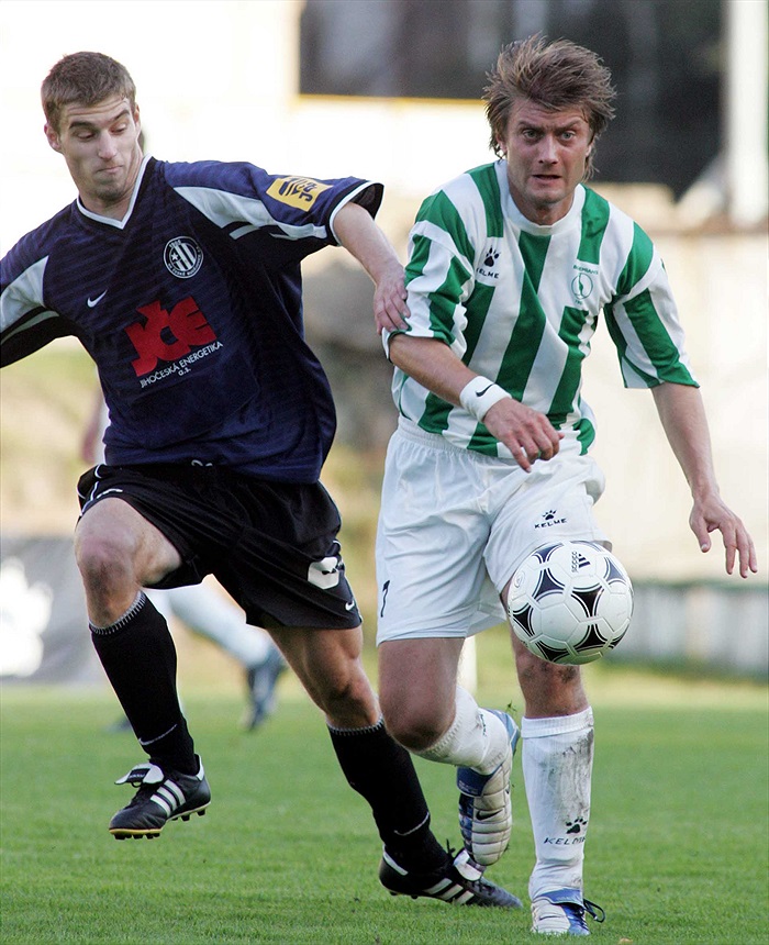 Jiří Rosický se soustředí na míč.