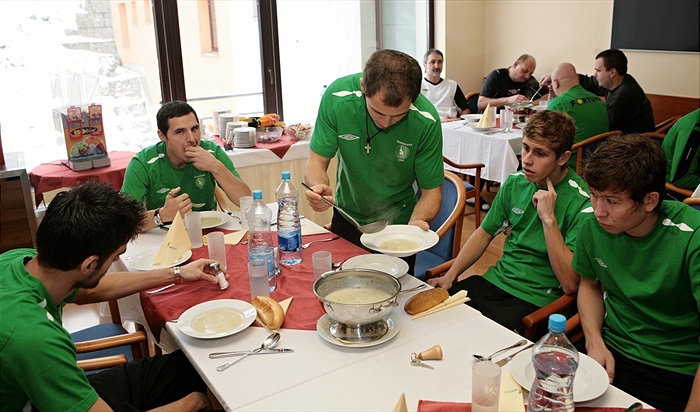 Soustředění v Břízkách - hráči na obědě.