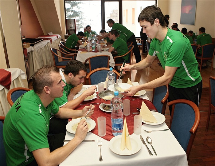 Soustředění v Břízkách - hráči na obědě.