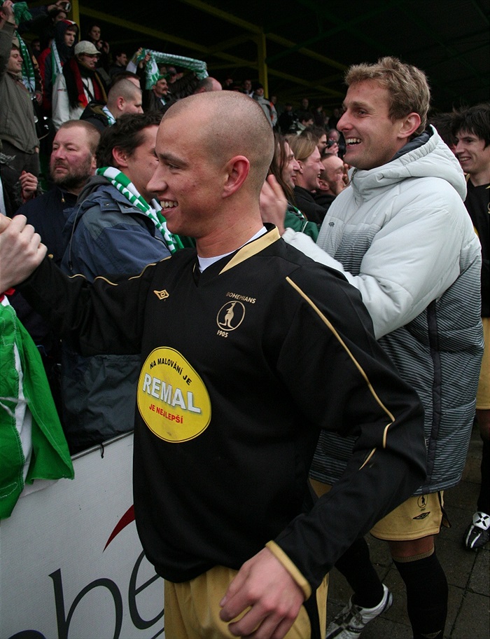 Pavel Hašek děkuje fanouškům.