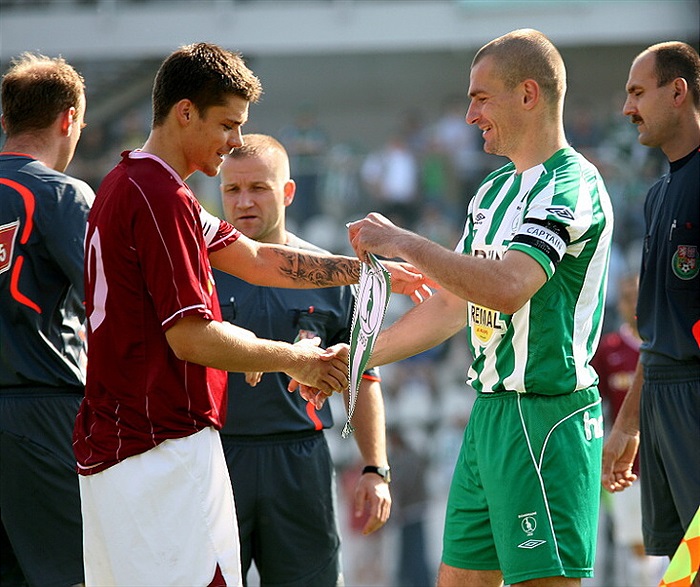 Kapitáni před zápasem.