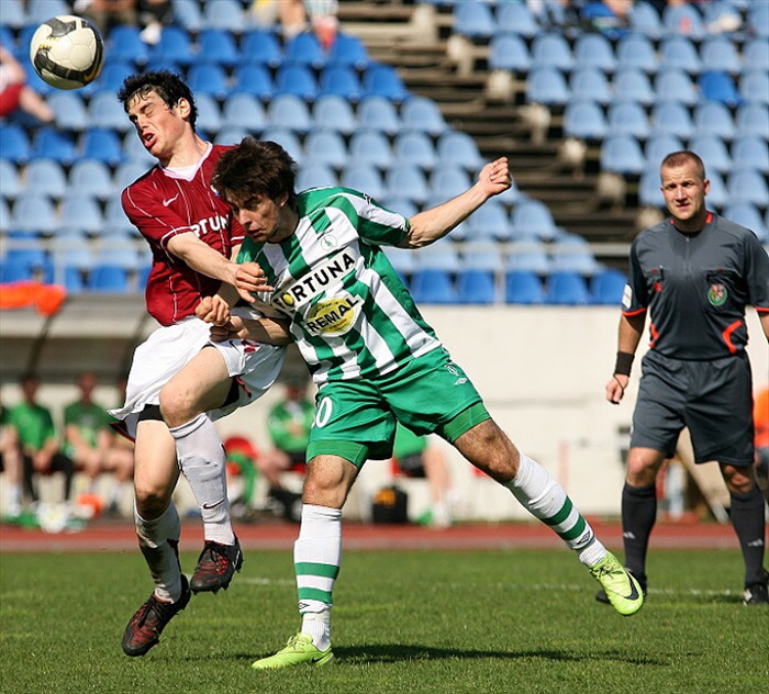 Morávek v hlavičkovém souboji.