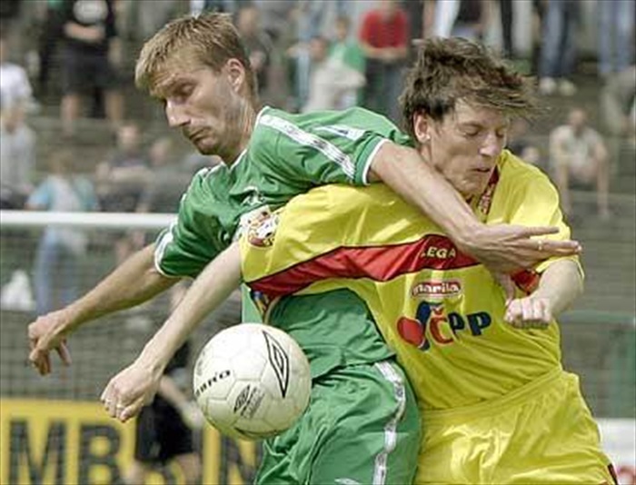 Aleš Bednář bojuje o míč s Rychlíkem