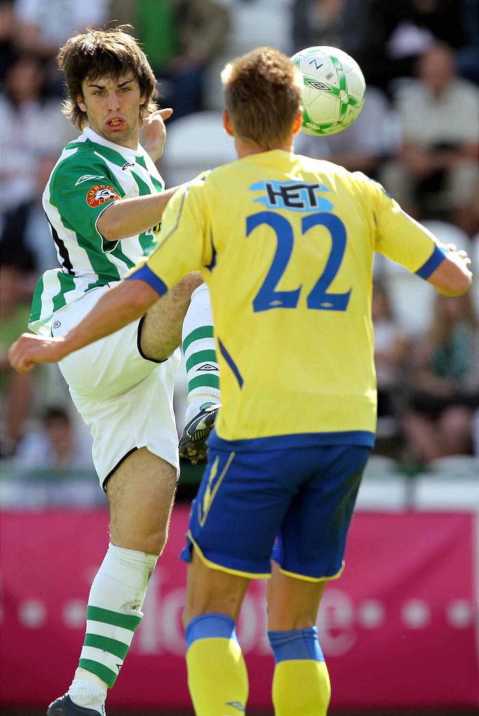 Jan Morávek bojuje o míč.