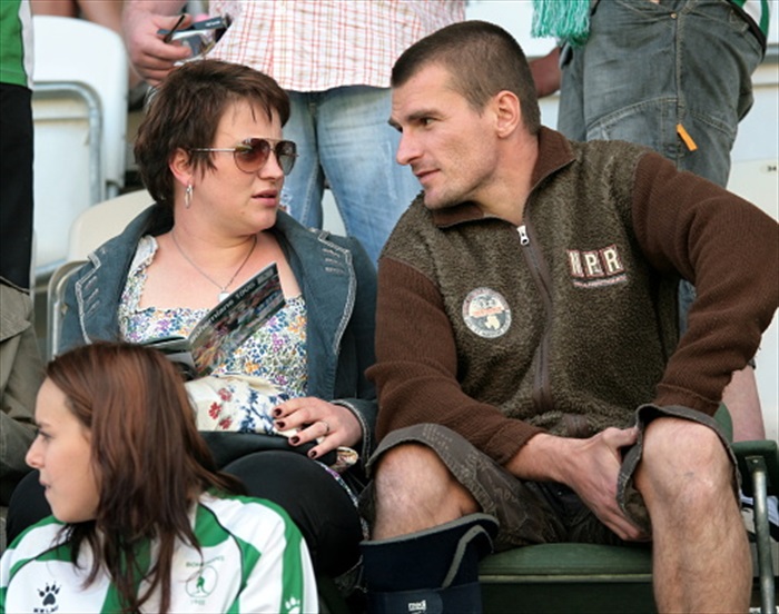 Marek Nikl sledoval zápas se zlomenou nohou jen v civilu.