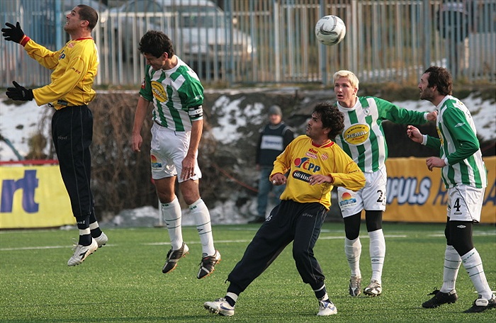 Lukáš v hlavičkovém souboji.