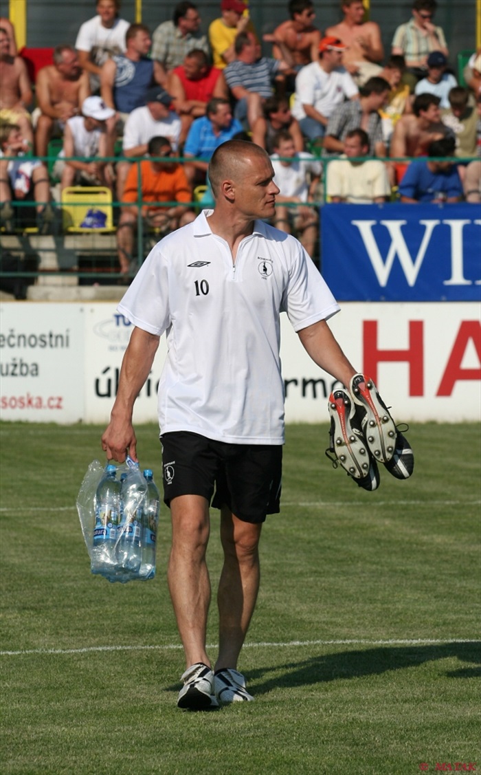 Dalibor Slezák tentokrát jako nosič vody.