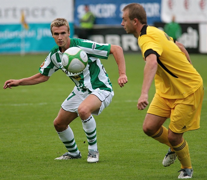 Janek startuje na míč.