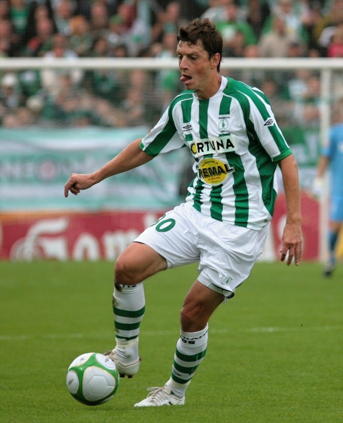 Hrdlička se soustředí na přihrávku.