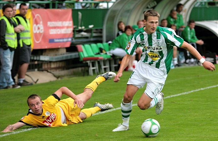 Škoda uniká po křídle.