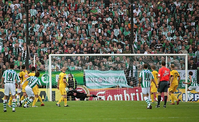 Kaufman právě zatočil do branky druhý gól.