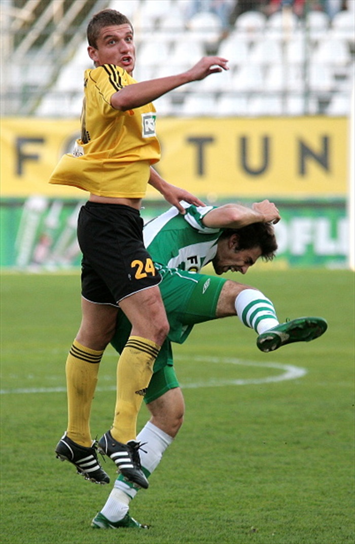 V neděli fotbal bolel.