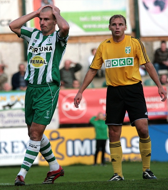 Nikl nedal hlavičku.