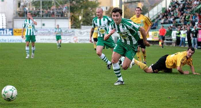 Aziz se dere za míčem.