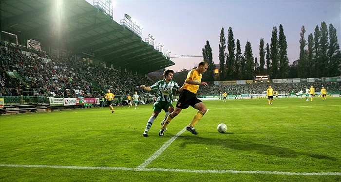 Morávek bojuje o míč.