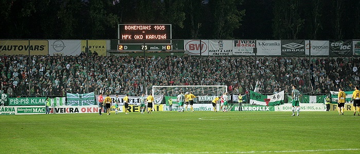 Souboj před zaplněným kotlem.