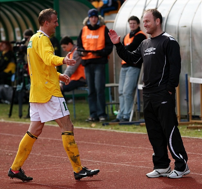 Vzájemné poděkování při střídání - trenér a střelec.